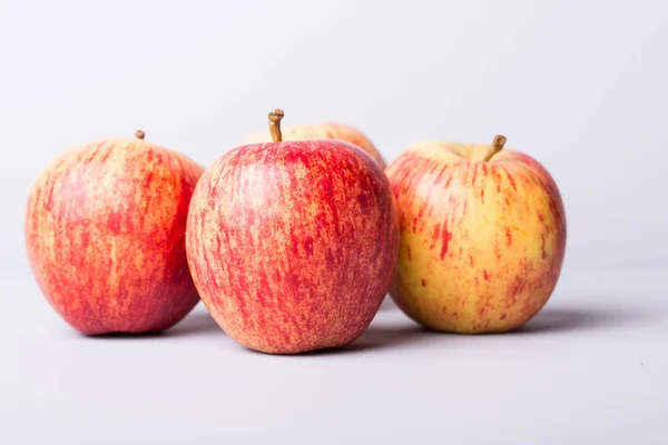 Manzanas sobre un fondo de madera blanco —  Fotos de Stock