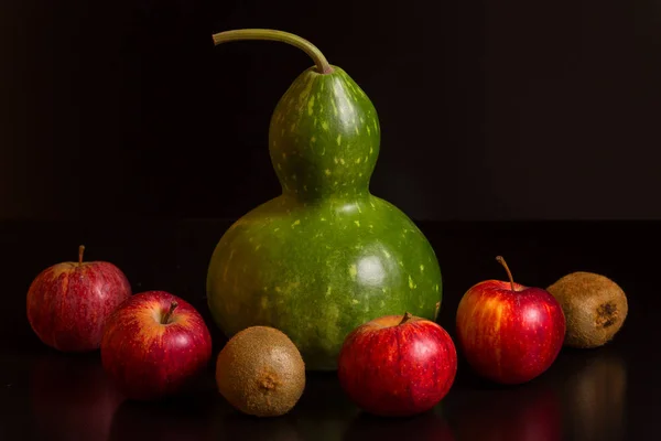 Fruits sur un fond sombre, photo du studio — Photo