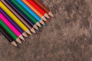 Eski bir ahşap üzerinde ahşap renkli kalemler.