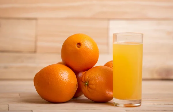 新鮮なオレンジジュースとオレンジのグラス — ストック写真