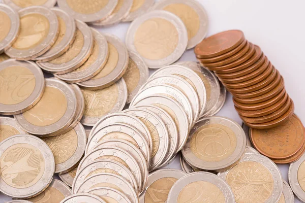 Gran cantidad de monedas de dinero en euros . — Foto de Stock