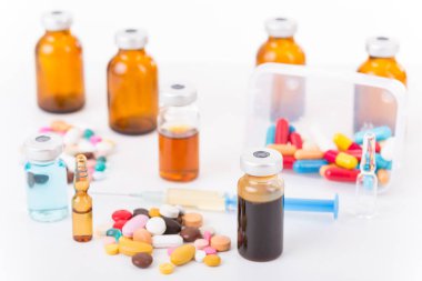 Beyaz arka planda farklı uyuşturucu türleri