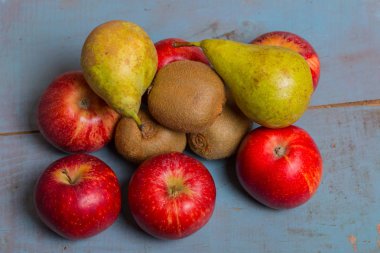 Tahta masadaki meyveler, stüdyo resmi.