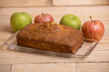 Lezzetli elma kek üzerine ahşap masa