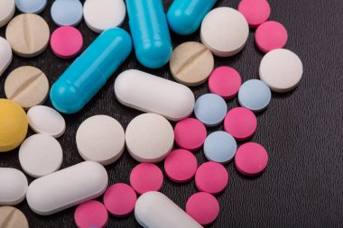 farklı tabletler haplar kapsül yığınları karışık terapi ilaçları