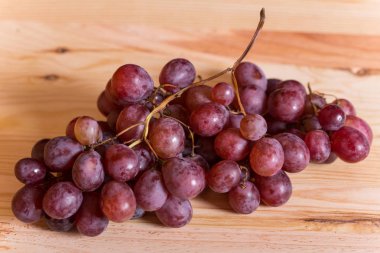 ahşap arka plan üzerinde kırmızı üzüm