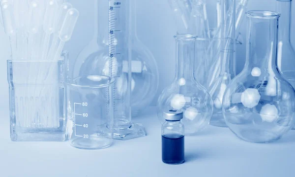 Equipamento de vidro variado de laboratório de pesquisa em tom azul — Fotografia de Stock