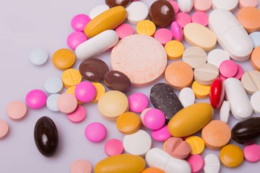 farklı tabletler haplar kapsül yığınları karışık terapi ilaçları
