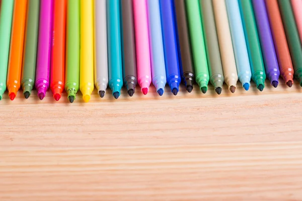 Marcadores coloridos canetas em uma mesa de madeira — Fotografia de Stock