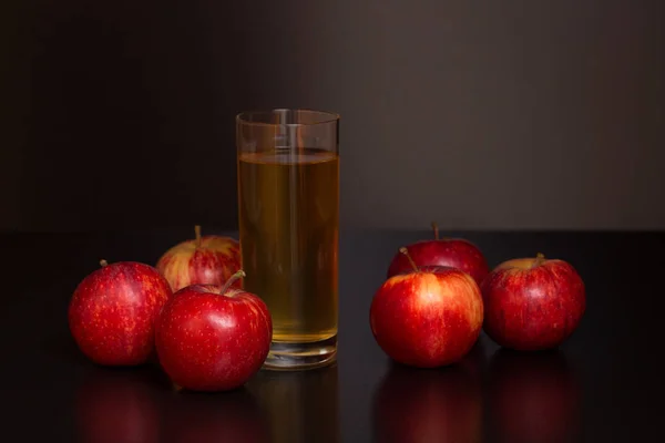 Szklanka soku jabłkowego i czerwone jabłka — Zdjęcie stockowe