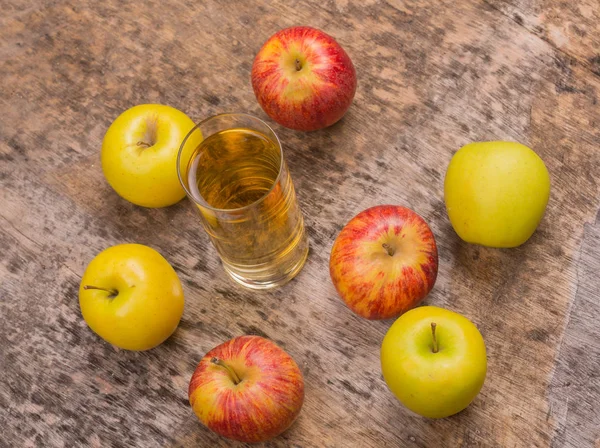 Glass of apple juice and a apples — Stock Photo, Image