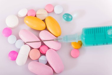 farklı tabletler haplar kapsül yığınları karışık terapi ilaçları