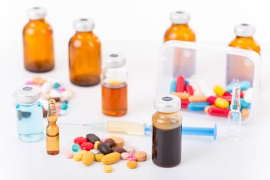 Beyaz arka planda farklı uyuşturucu türleri