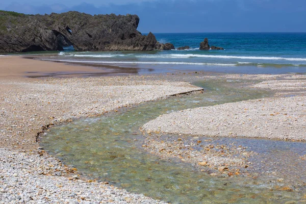 Пляж San Antolin, Llanes, Asturias, Испания — стоковое фото