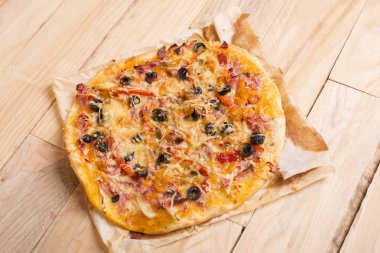 Ev yapımı sıcak pizza ahşap masada.