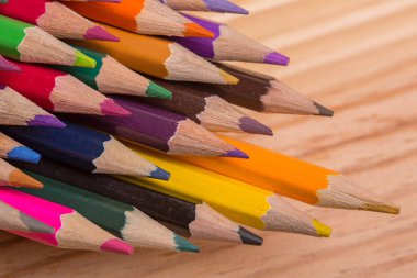 Tahta masa üzerinde, ahşap renkli kalemler.