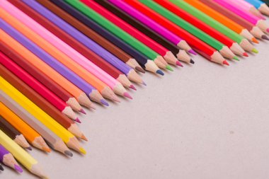 renkli kalemler, gri bir kağıt üzerinde