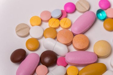 farklı tabletler haplar kapsül yığınları karışık terapi ilaçları