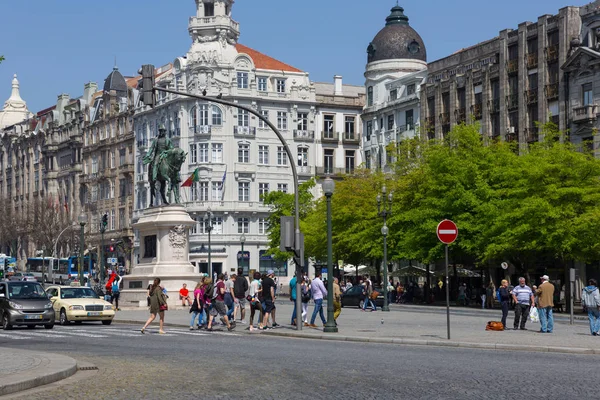 Gente caminando por las calles del casco antiguo de Oporto —  Fotos de Stock