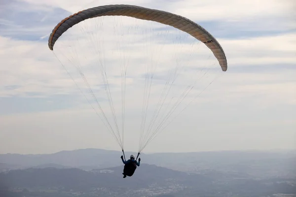 Paragliding Piala Aboua, di utara Portugal — Stok Foto