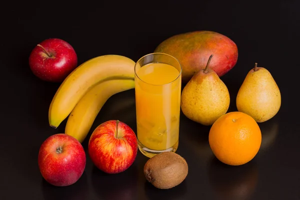 Разнообразие фруктов и апельсинового сока — стоковое фото