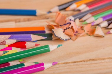 Ahşap renkli kalemler