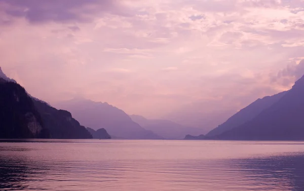 Zachód słońca nad jeziorem Swiss — Zdjęcie stockowe