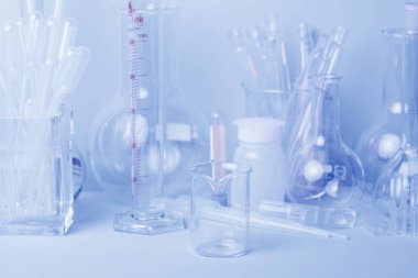 Araştırma laboratuarı çeşitli cam ekipmanları mavi tonda.