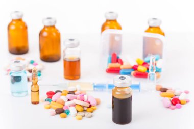 Beyaz arka planda farklı uyuşturucu türleri