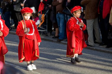 Katolikler Paskalya Kutsal Haftası bir alay içinde yürümek