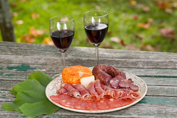 Country life setting with wine — Stock Photo, Image