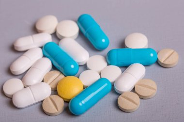 farklı tabletler haplar kapsül yığınları karışık terapi ilaçları