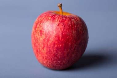 mavi ahşap bir masa üzerinde elma