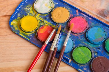 Boya ile kirli fırçalar 