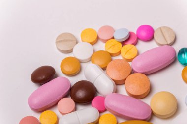 farklı tabletler haplar kapsül yığınları karışık terapi ilaçları