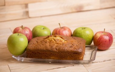 Lezzetli elma kek üzerine ahşap masa