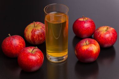 Bardak elma suyu ve Kırmızı elma