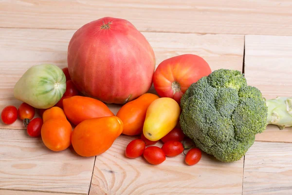 Vegetables on a wooden surface — Stock Photo, Image