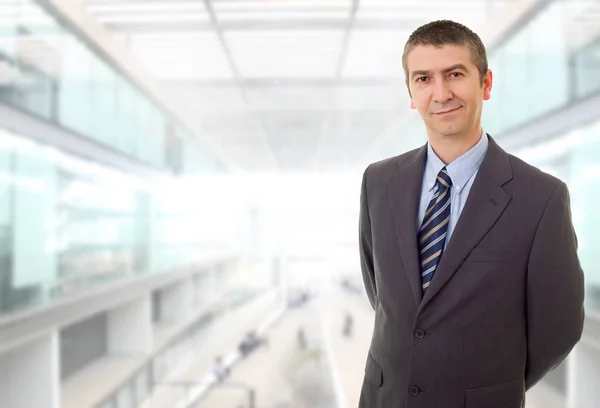 Heureux portrait d'homme d'affaires au bureau — Photo