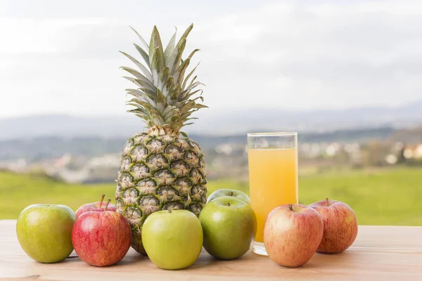 Glas apelsinjuice och massor av frukter — Stockfoto