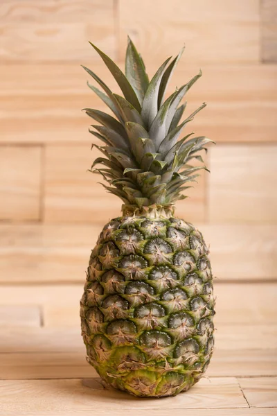 Ananas på träbord — Stockfoto
