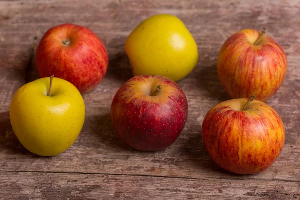 Czerwone jabłka na starym drewnianym stołem — Zdjęcie stockowe