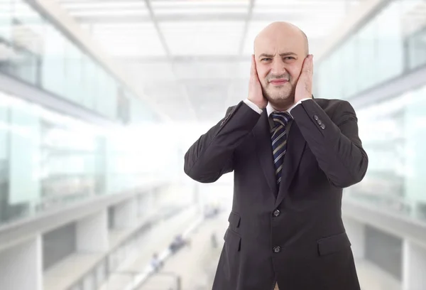 Podnikatel v obleku gesta s bolestí hlavy — Stock fotografie