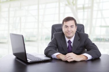 dizüstü bilgisayar, ofis çalışma ile iş adamı olduğunu