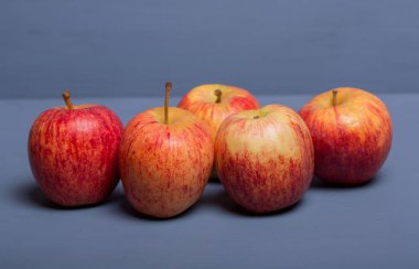 mavi ahşap masa üzerinde elma