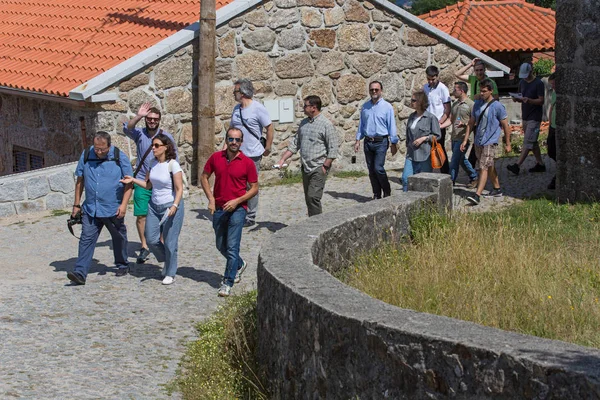 Grupo de pessoas pessoas caminhadas — Fotografia de Stock