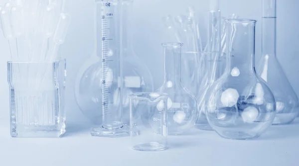 Equipamento de vidro variado de laboratório de pesquisa em tom azul — Fotografia de Stock