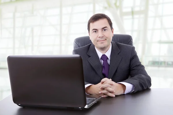 Üzleti ember dolgozik a laptop — Stock Fotó