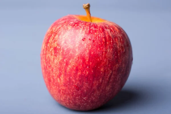 Apfel auf blauem Holztisch, Atelierbild — Stockfoto