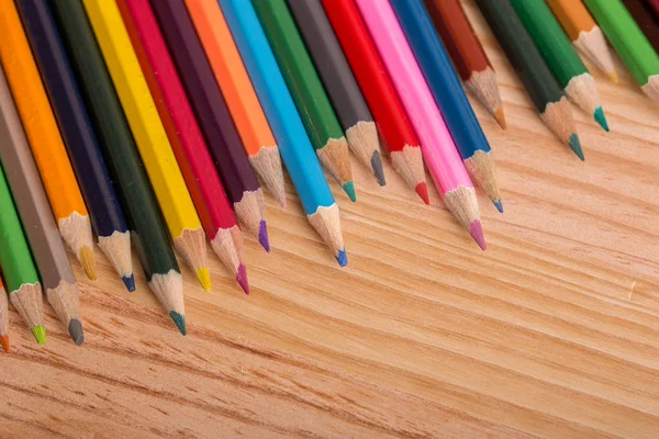 Деревянные красочные карандаши — стоковое фото